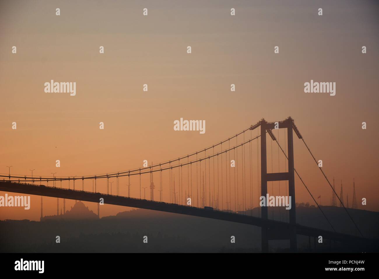Ponte sul Bosforo silhouette nelle prime ore del mattino mentre il sole sta salendo fino Foto Stock