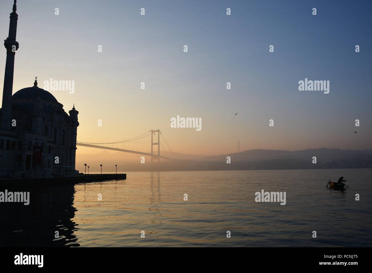 Sunrise di Istanbul mentre un pescatore si sta preparando per la pesca Foto Stock