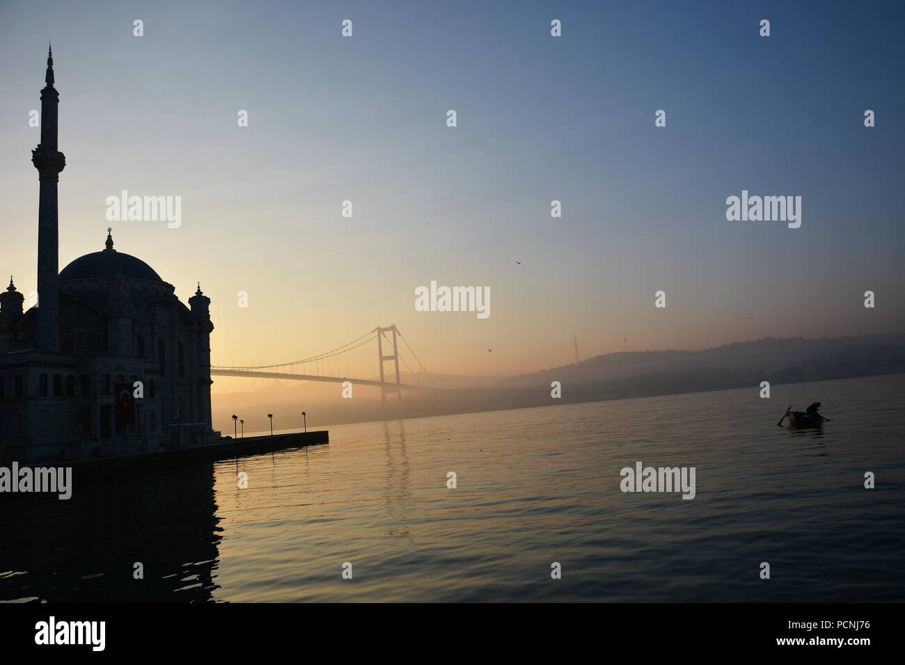 Sunrise di Istanbul mentre un pescatore si sta preparando per la pesca Foto Stock