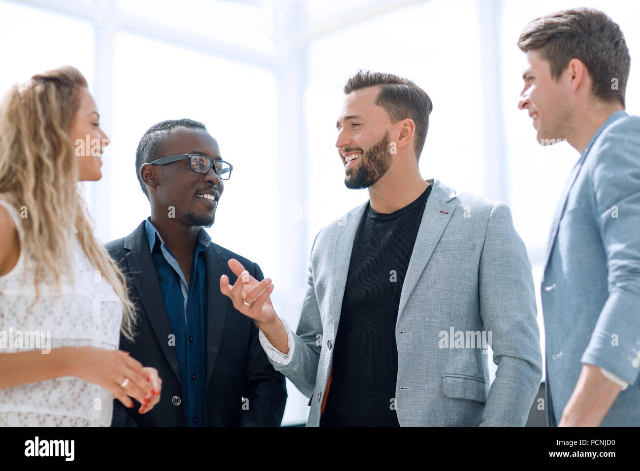 Manager di parlare con i giovani lavoratori Foto Stock