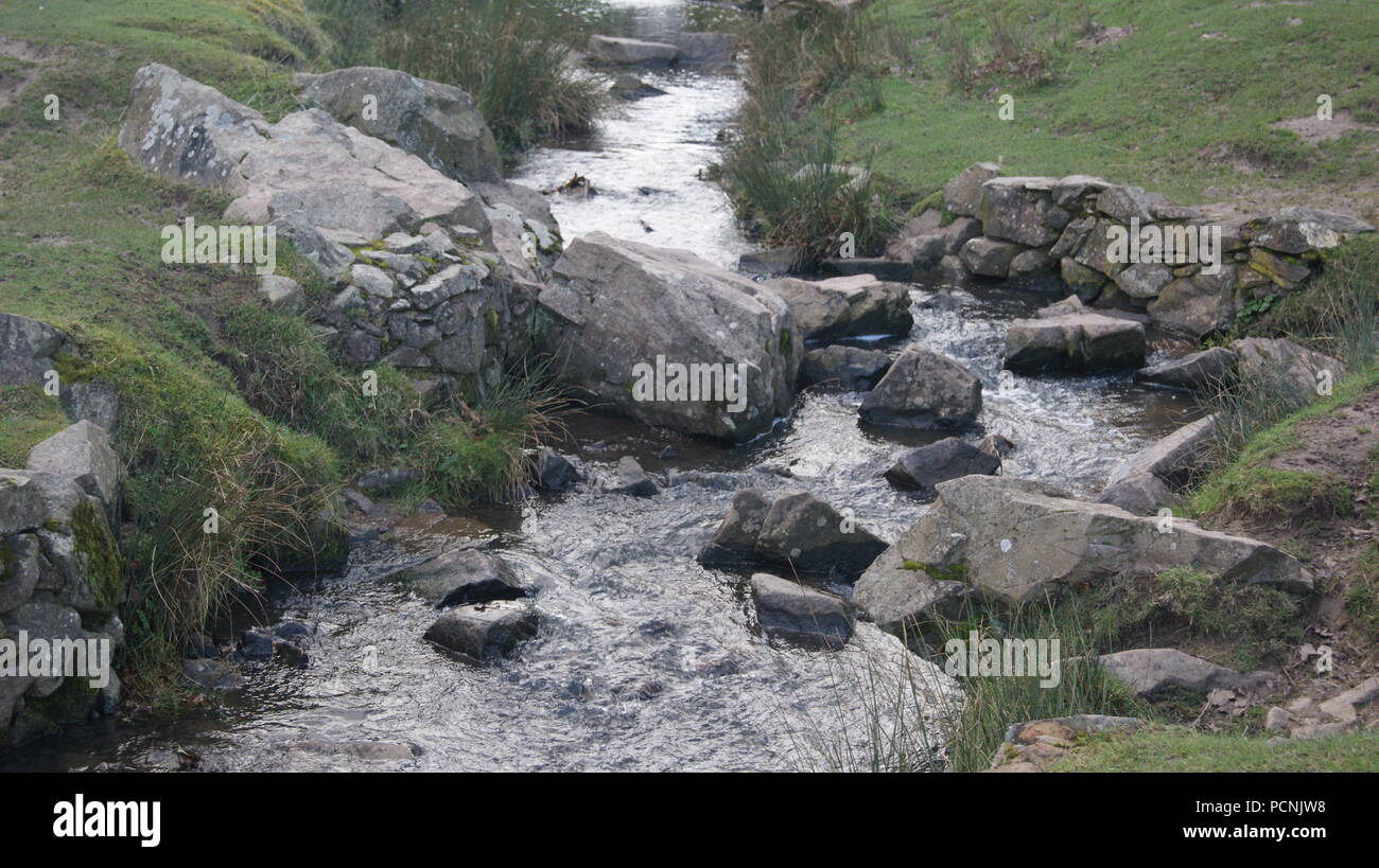 Fiume con pietre miliari Foto Stock