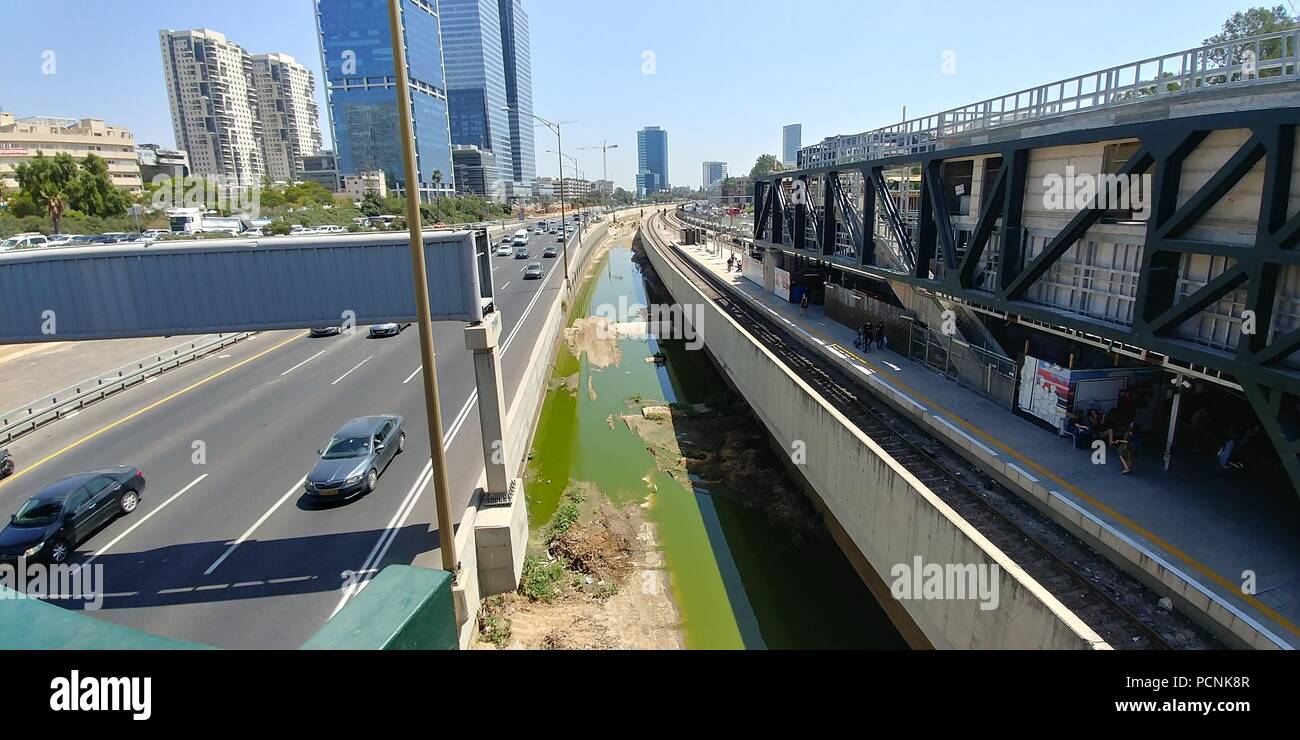 Israele, Tel Aviv, HaShalom stazione ferroviaria il traffico su autostrada Ayalon come visto dalla stazione Foto Stock