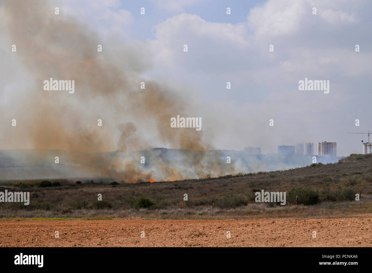 Campo di masterizzazione causato da Kite bombe che sono state percorse da Gaza con un acceso benzina panno imbevuto per impostare gli incendi all'israeliano i campi e le colture. Fotografato su Foto Stock