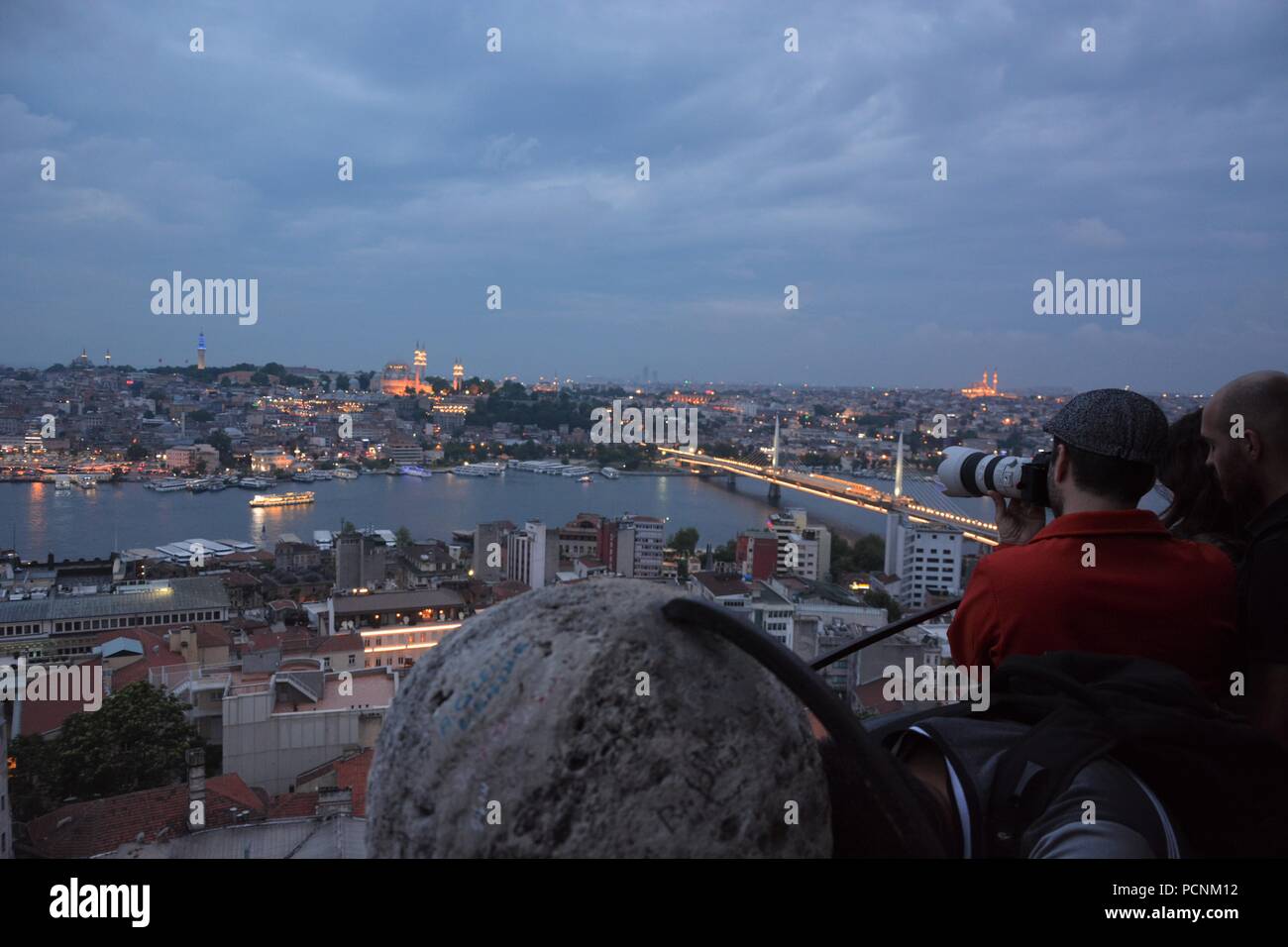 Guardare la gente e scattare foto di Golden Horn al tramonto dalla Torre di Galata, Istanbul Foto Stock