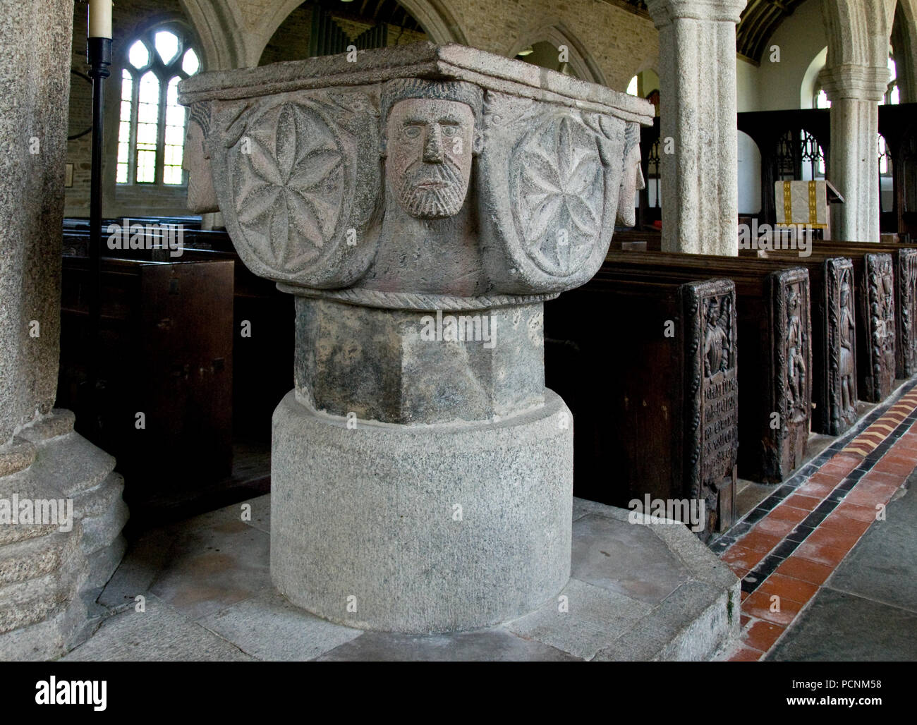 Il Font a Altarnun Chiesa, Cornwall. In primo piano nel romanzo Jamaica Inn by Daphne du Maurier Foto Stock