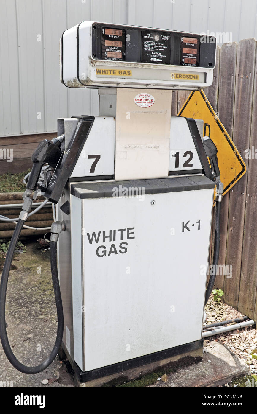 Bianco esterno Gas e cherosene doppia pompa carburante in Ohio Amish Country. Foto Stock