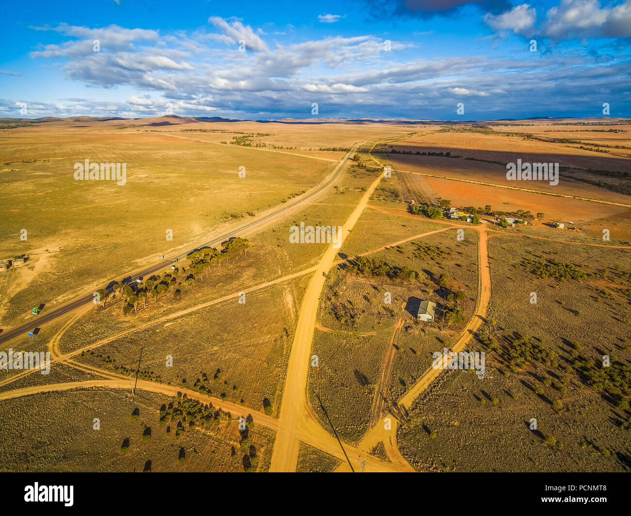 Vista aerea di vaste pianure del Sud Australia al tramonto Foto Stock