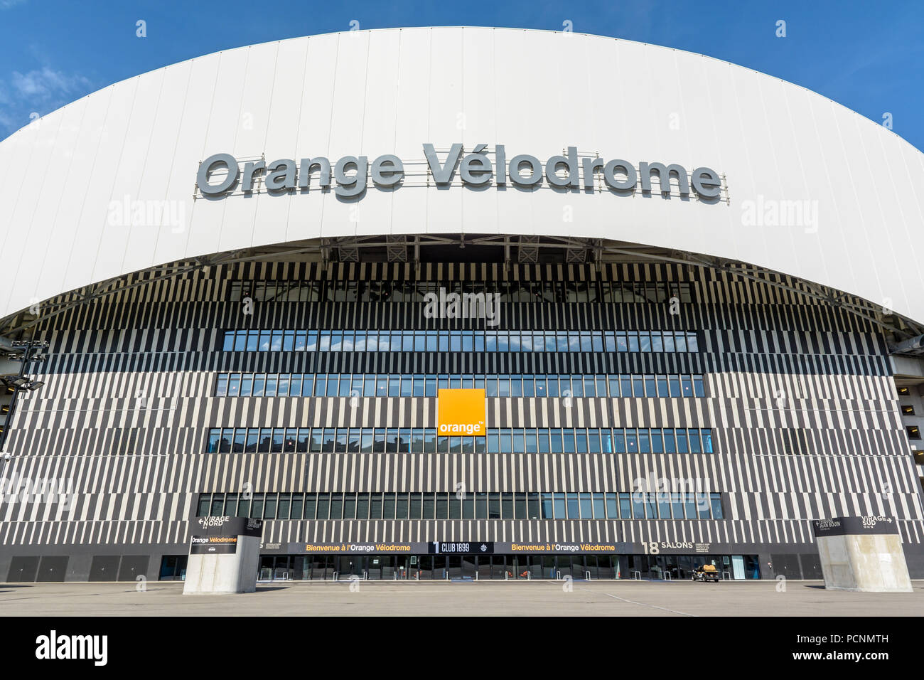 Vista frontale di accesso principale all'Orange Velodrome stadium di Marsiglia, Francia. Foto Stock