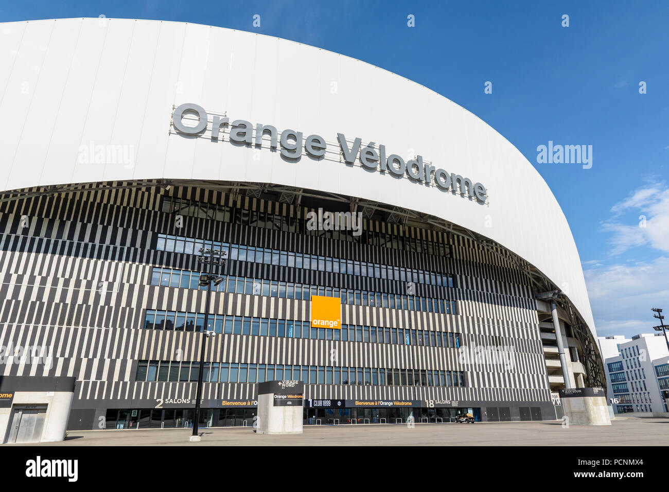 Vista frontale di accesso principale all'Orange Velodrome stadium di Marsiglia, Francia. Foto Stock