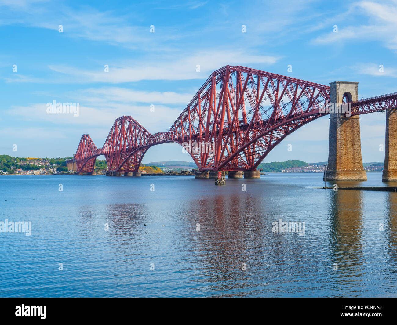 Vista del Forth Bridge, una trave a sbalzo ponte ferroviario attraverso il Firth of Forth nei pressi di Edimburgo, Scozia, Regno Unito. Foto Stock