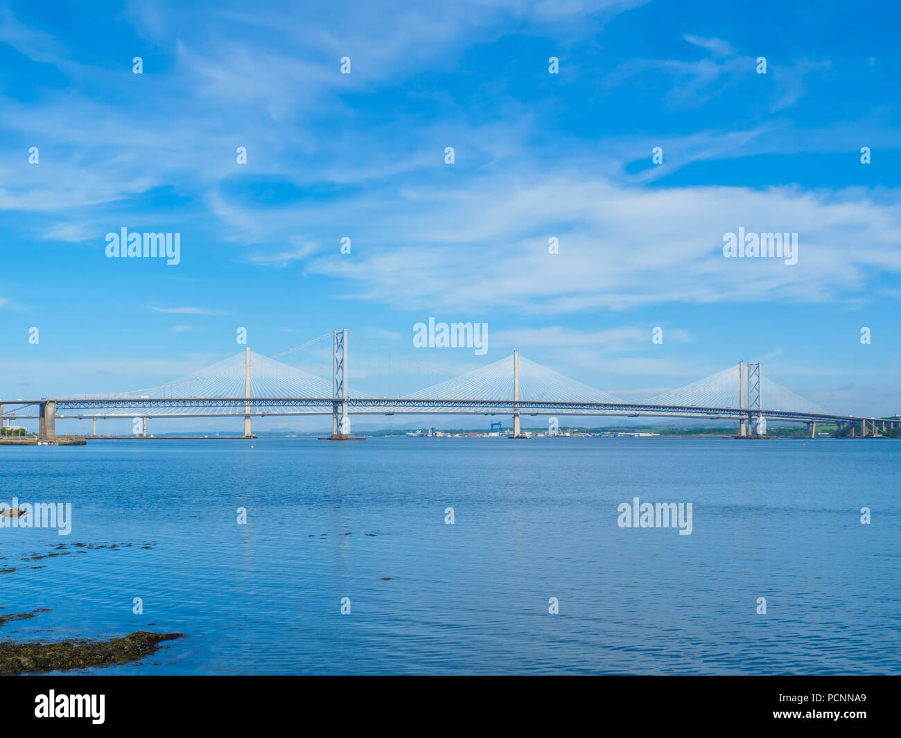 Vista la Queensferry ponti sul Firth of Forth, Edimburgo, Scozia, Regno Unito. Foto Stock