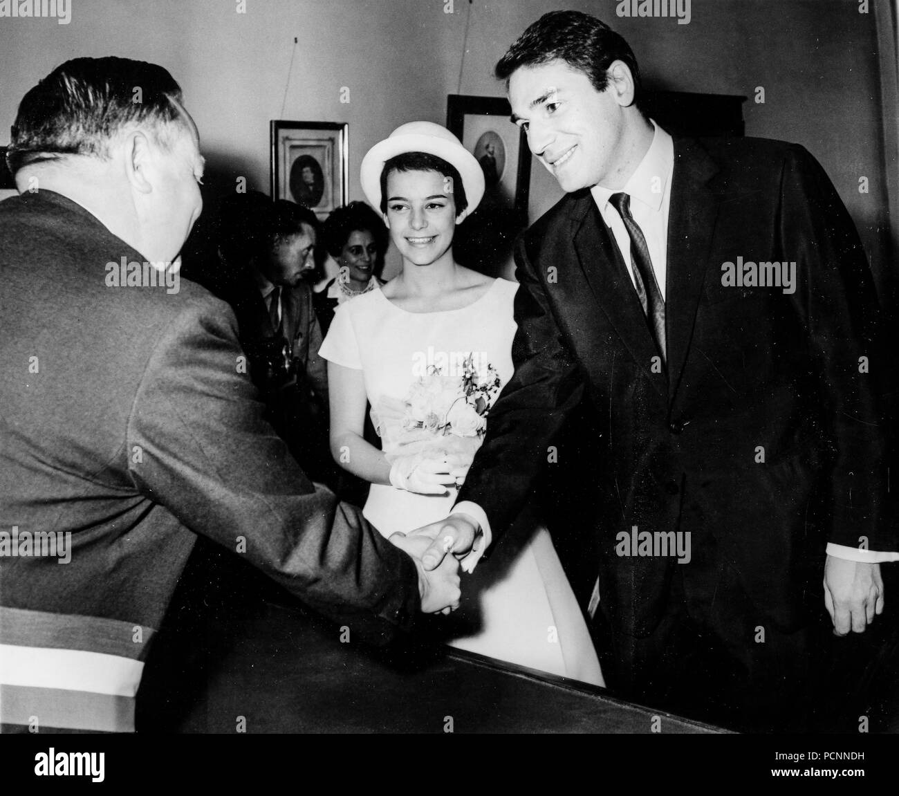 Robert Hossein, caroline eliacheff, Wedding, 1962 Foto Stock