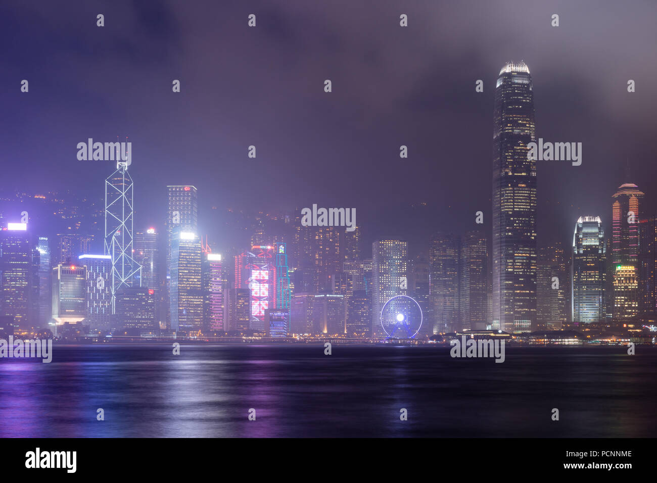Victoria Harbour di notte Foto Stock