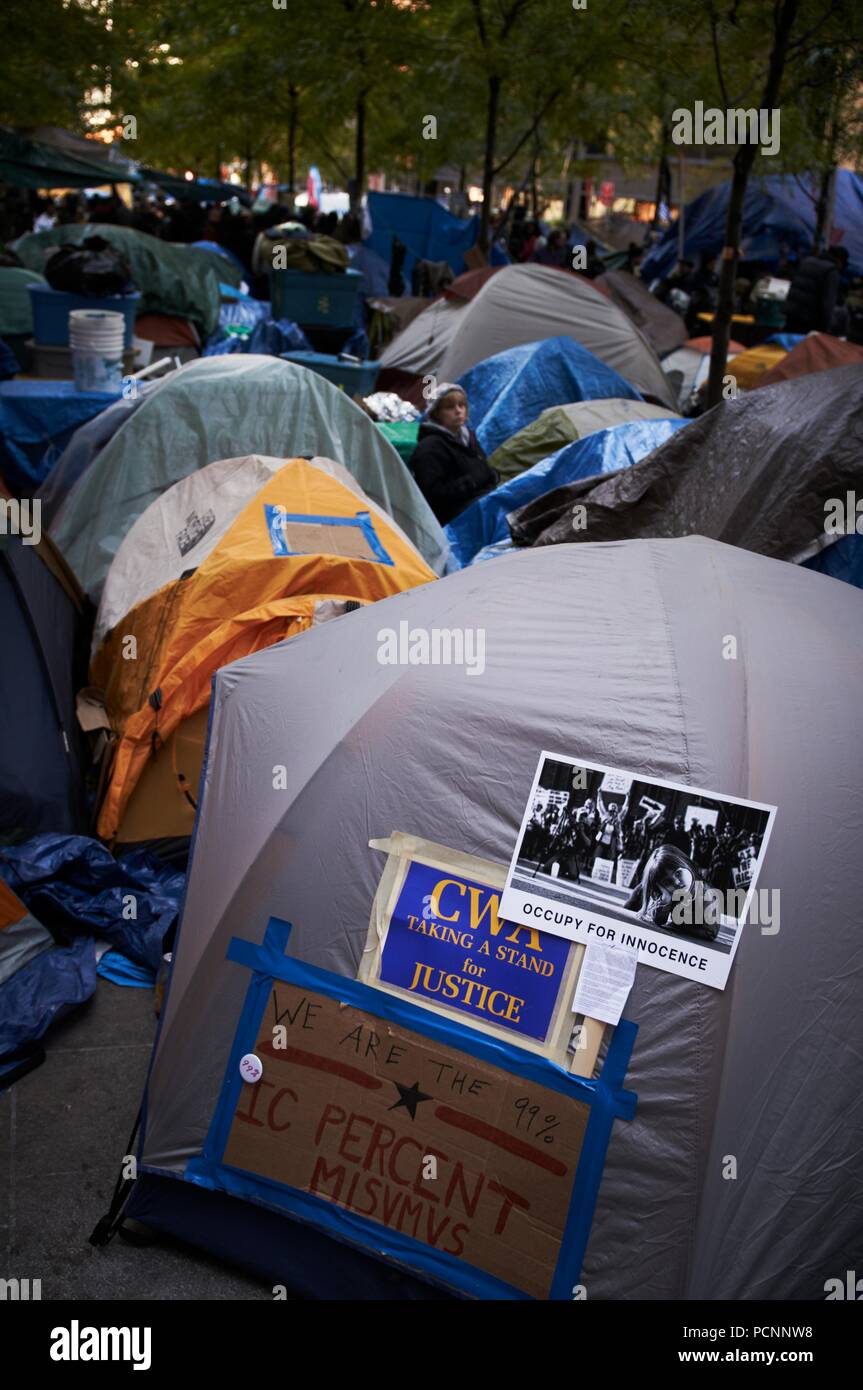 Occupare Wall Street protesta e di movimento, in Zuccotti Park, Wall Street a New York. Foto Stock