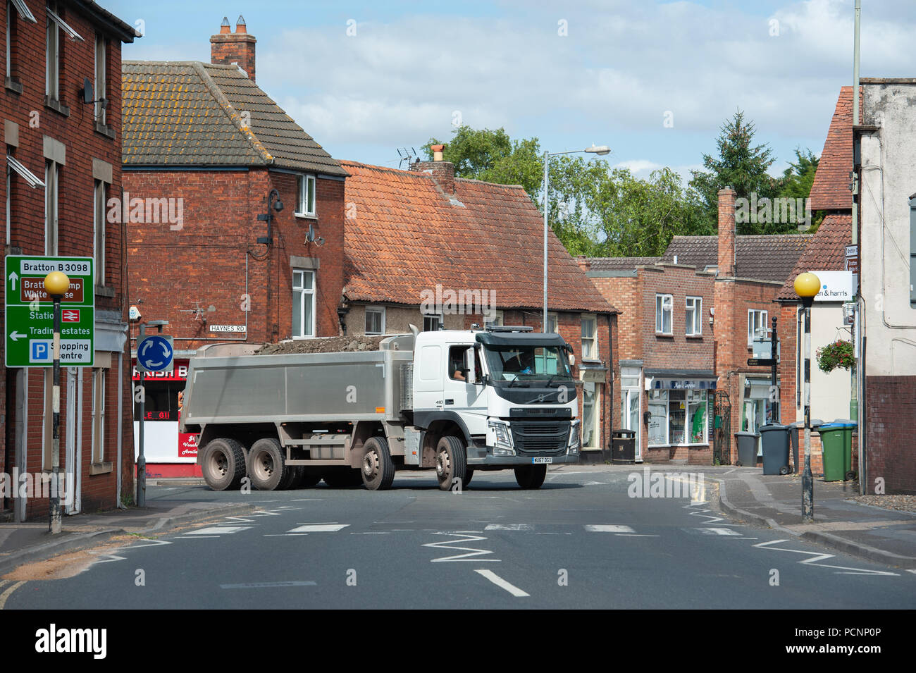 HGV negoziando una mini rotonda in Westbury, Wiltshire, Regno Unito. Foto Stock