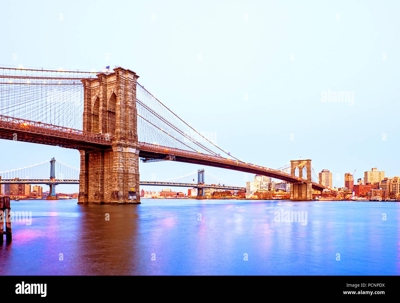 Il Ponte di Brooklyn a New York City il crepuscolo Foto Stock