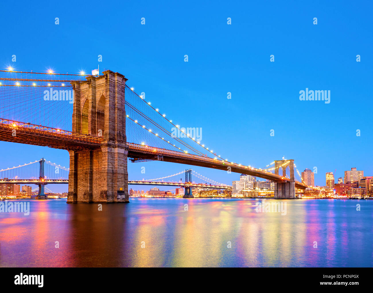 Il Ponte di Brooklyn a New York City il crepuscolo Foto Stock