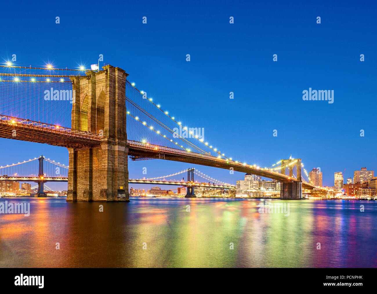Il Ponte di Brooklyn a New York City il crepuscolo Foto Stock