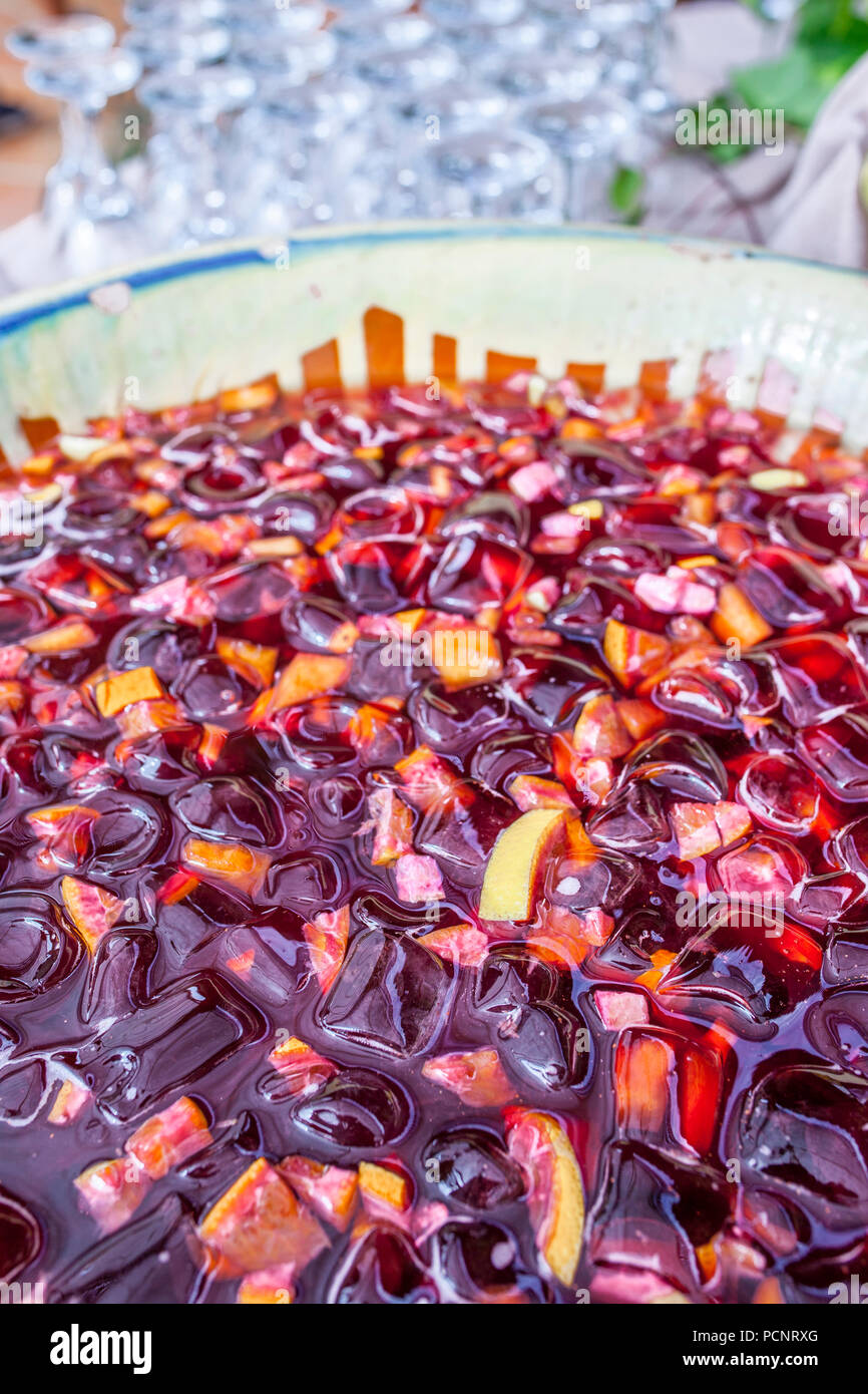 Grande terracotta invetriata ciotola piena di sangria, il più famoso e popolare bevanda spagnola Foto Stock