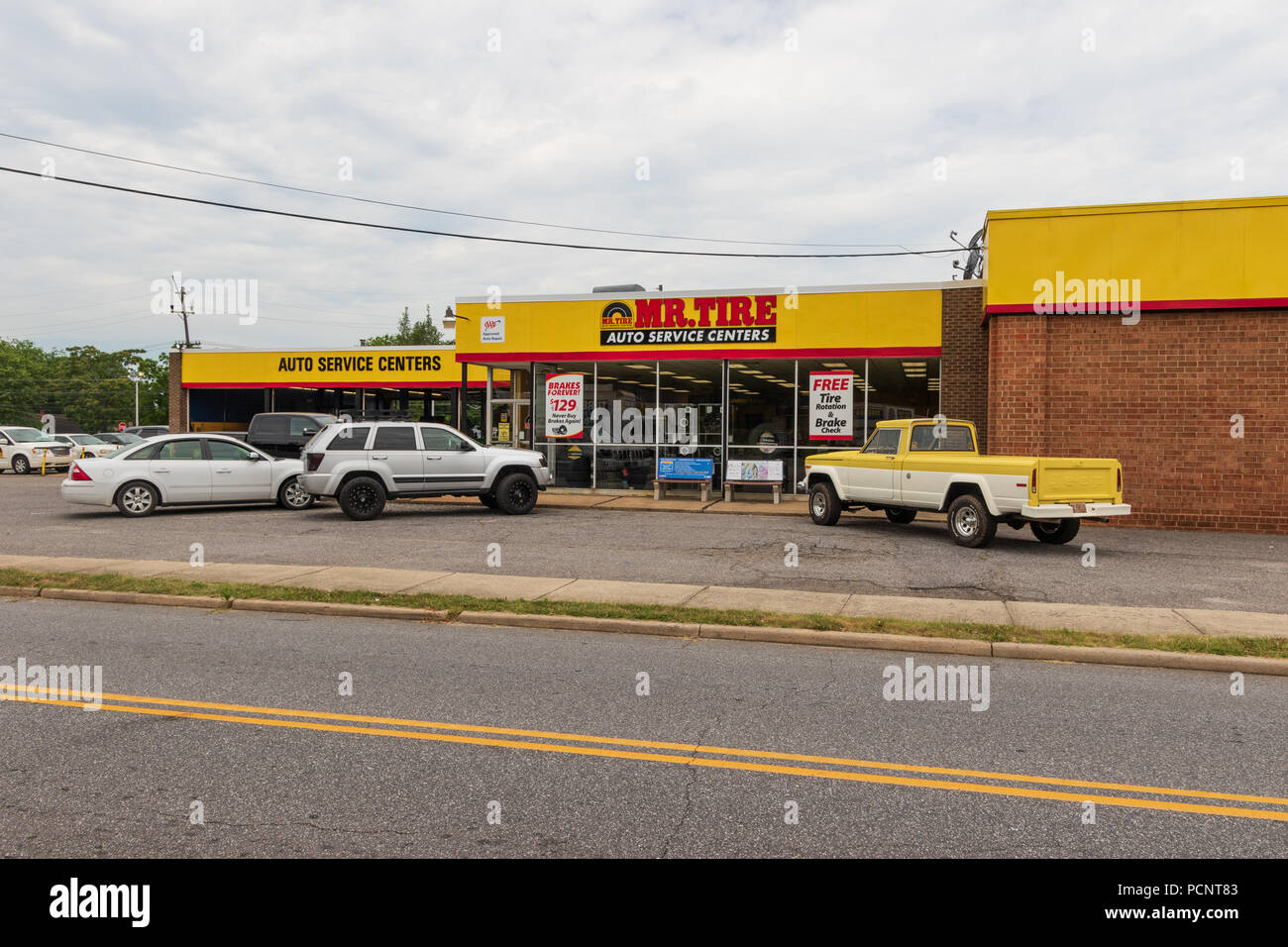 HICKORY, NC, Stati Uniti d'America-25 18 giugno: un Sig. pneumatico negozio di automobili, precedentemente noto come uno dei pneumatici di Clark Co. catena. Foto Stock