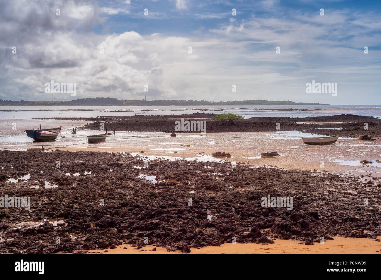 Barche a terra in bassa marea in Nova Almeida, Espirito Santo, Brasile. Foto Stock