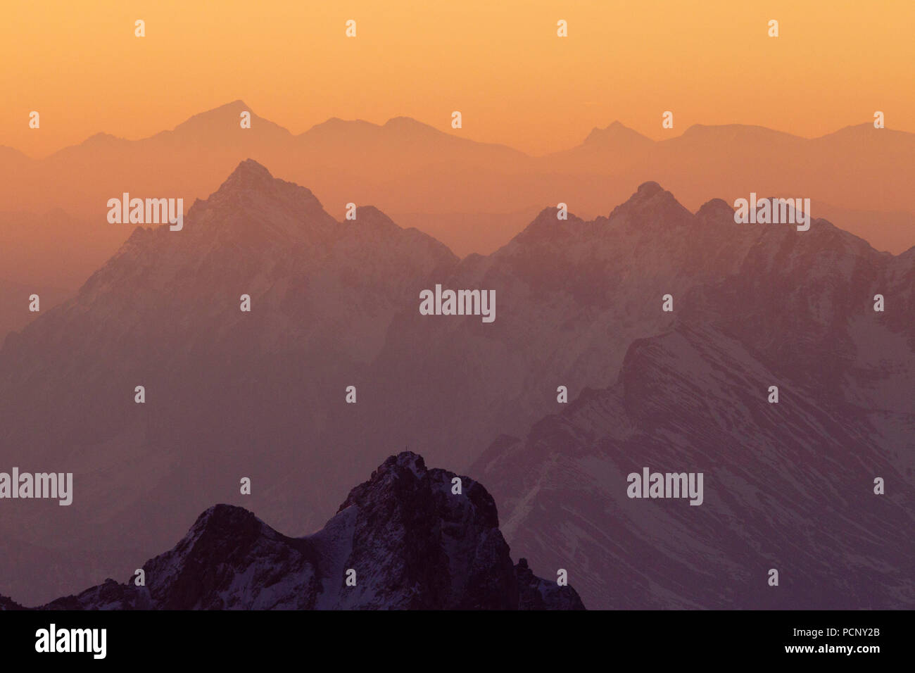 Vista dalla cima del massiccio dello Zugspitze a e del Wetterstein il Alti Tauri nella luce del mattino, vicino Garmisch, Alta Baviera, Baviera, Germania Foto Stock
