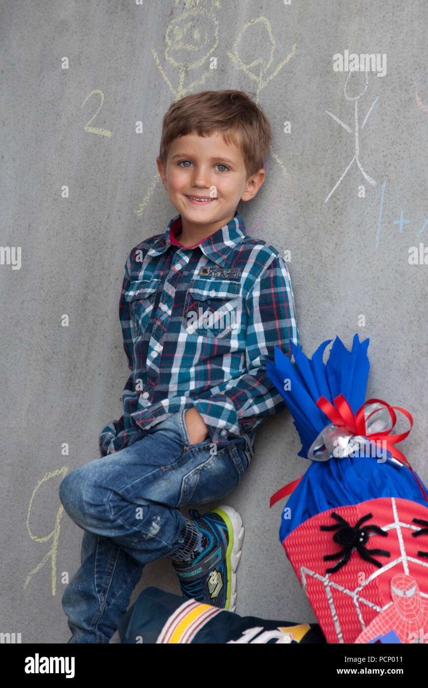 Ragazzo con cono di scuola Foto Stock