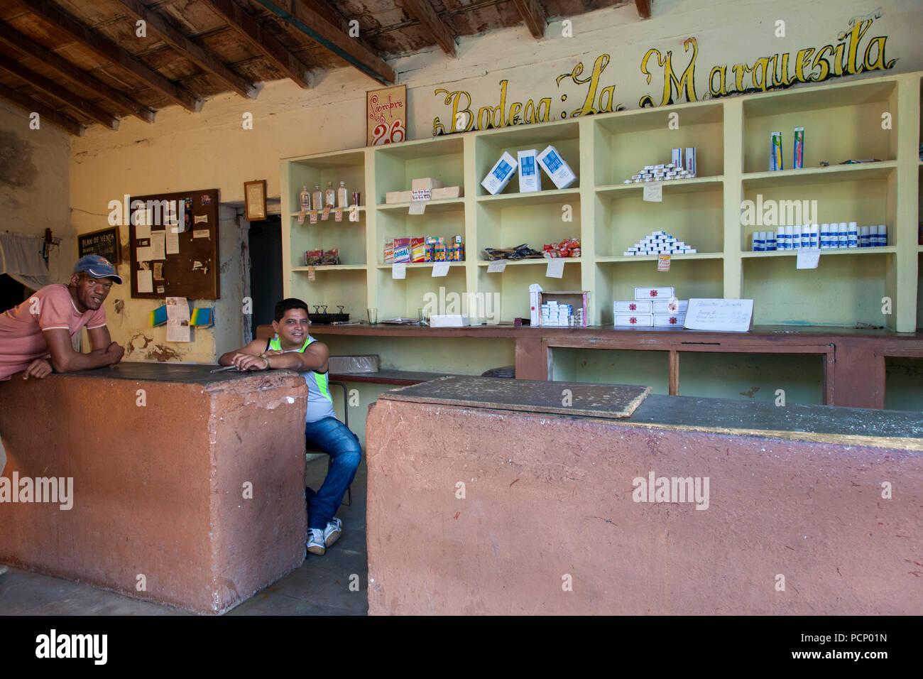 Caraibi, Cuba, Trinidad, due uomini in negozio di alimentari Foto Stock