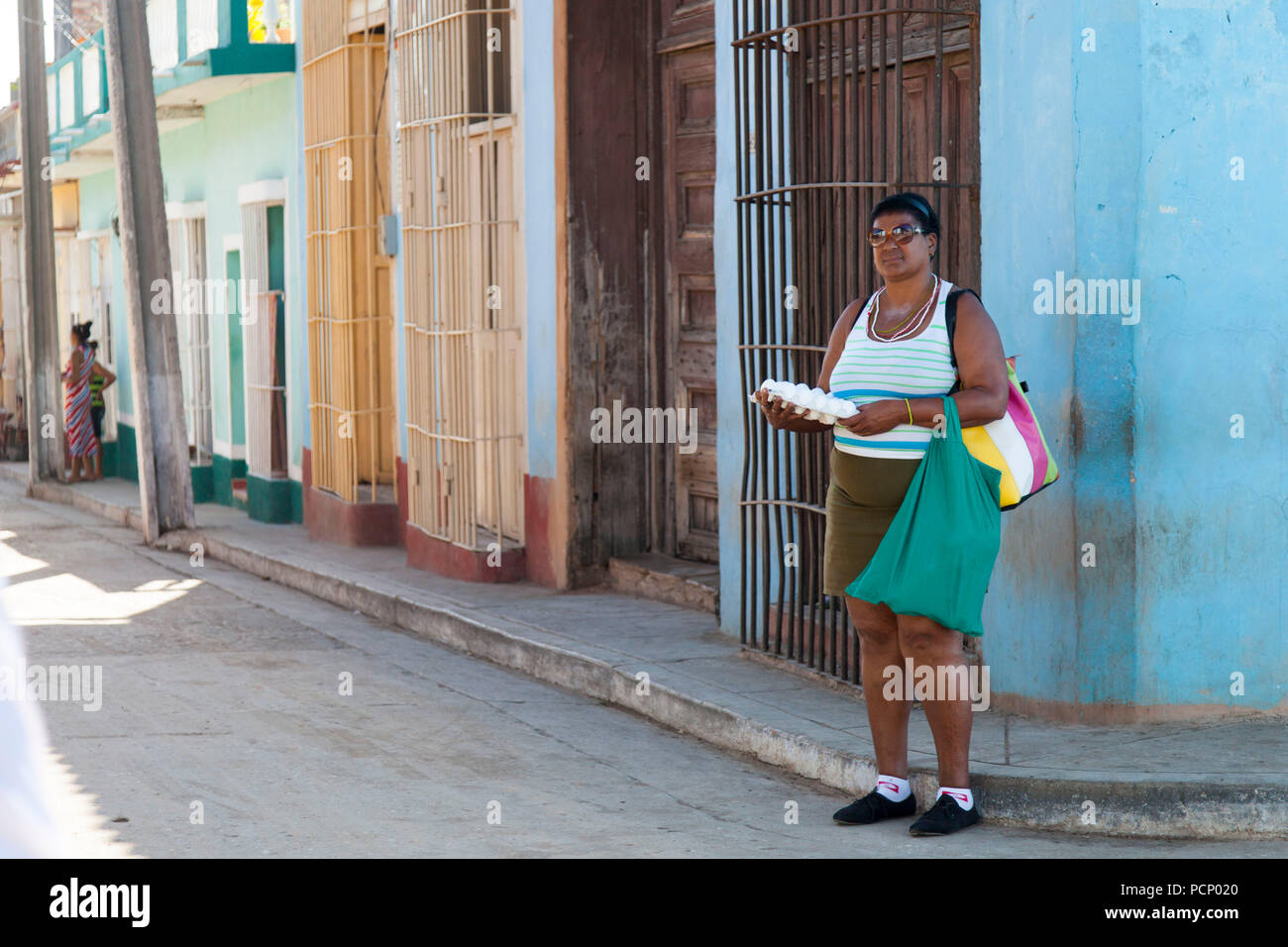 Caraibi, Cuba, Trinidad, donna con confezione di uova, strada Foto Stock