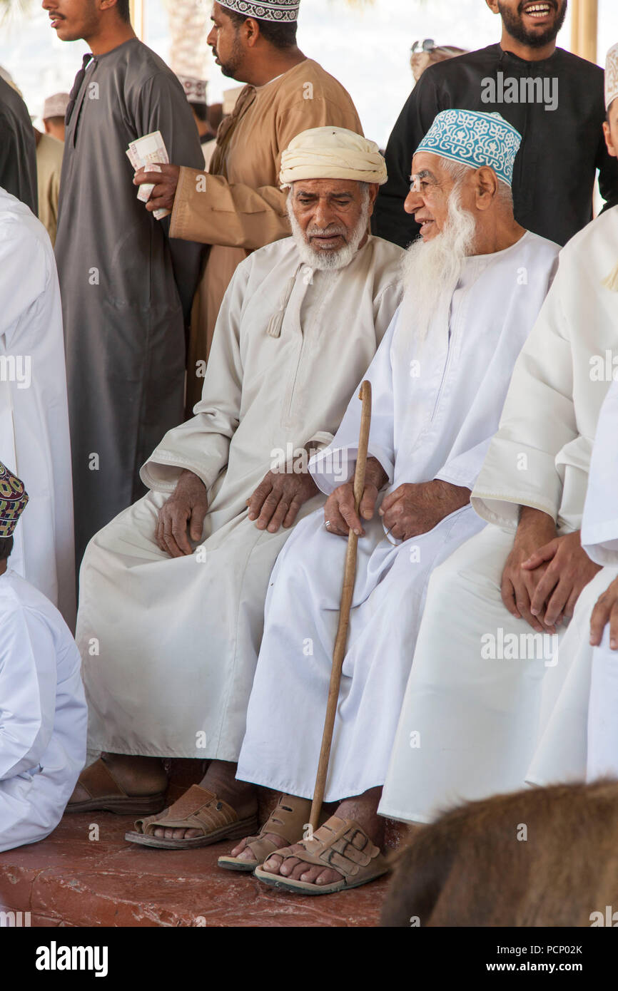 Oman, Nizwa, Souk, mercato del bestiame, la gente del luogo al mercato Foto Stock