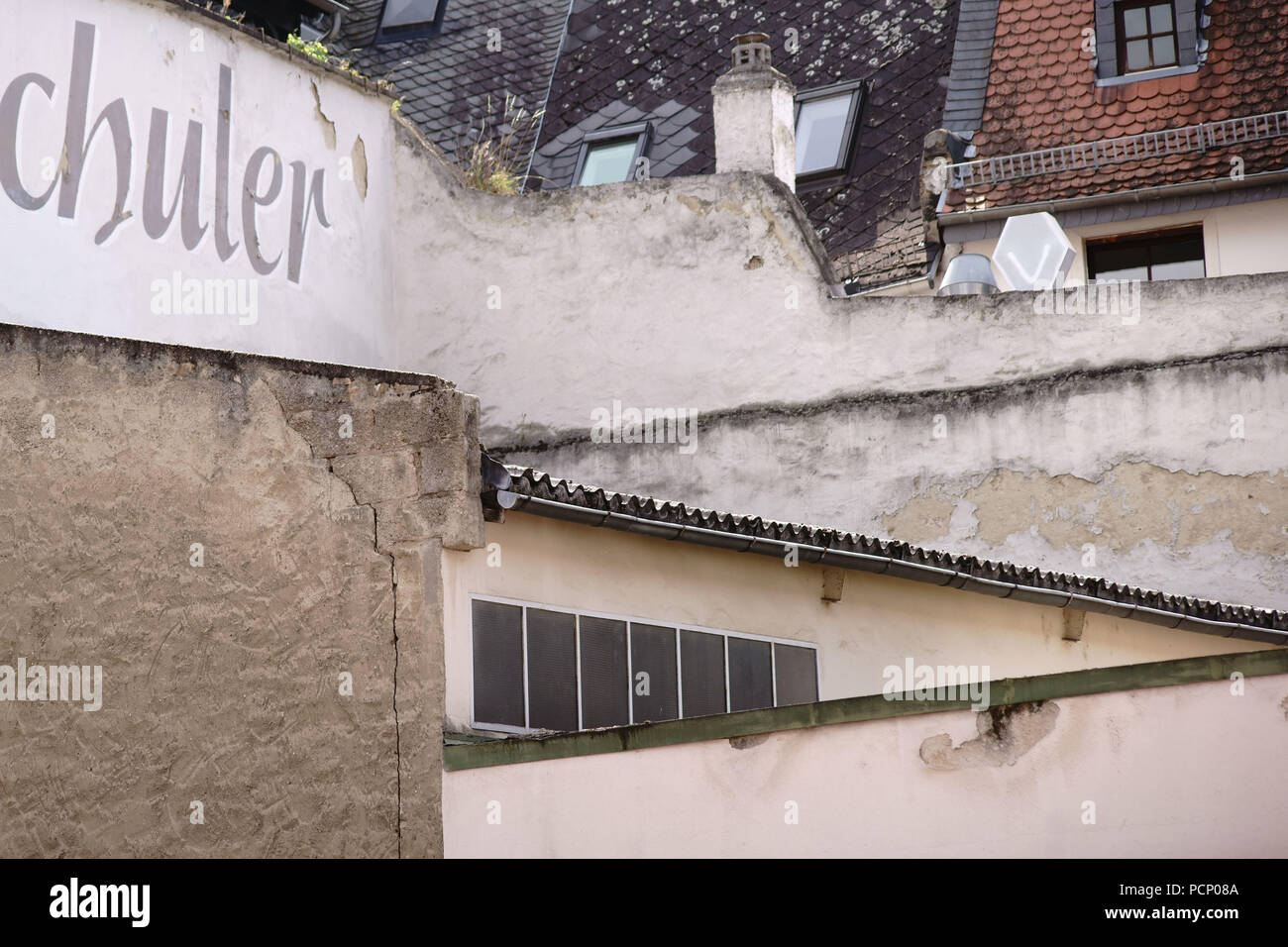 Pareti nostalgico come pure di nuovi e vecchi tetti in un cortile. Foto Stock