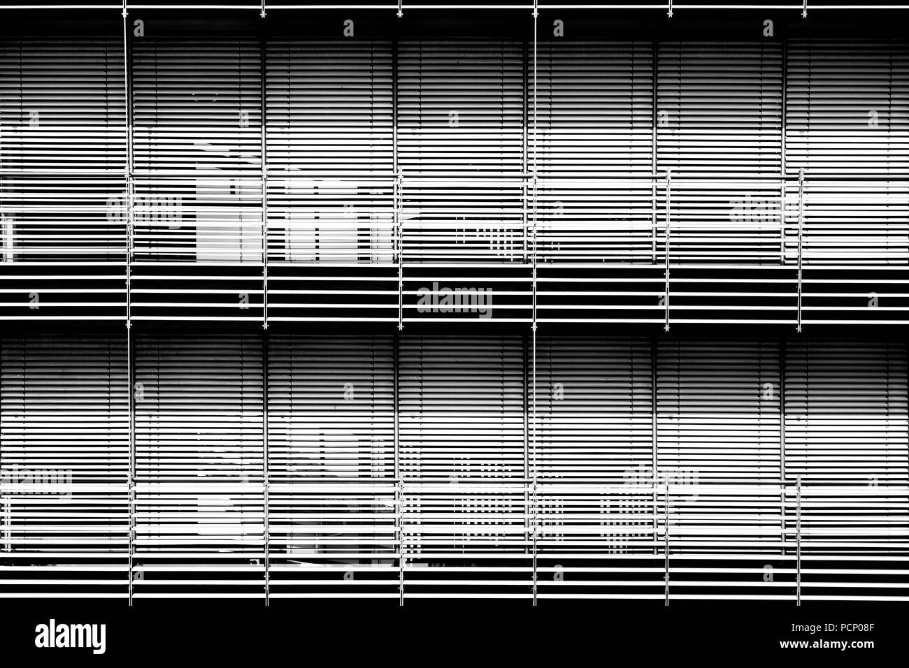 La moderna facciata di un edificio per chremistry e laboratori con altamente riflettente la luce tende metalliche per protezione solare. Foto Stock