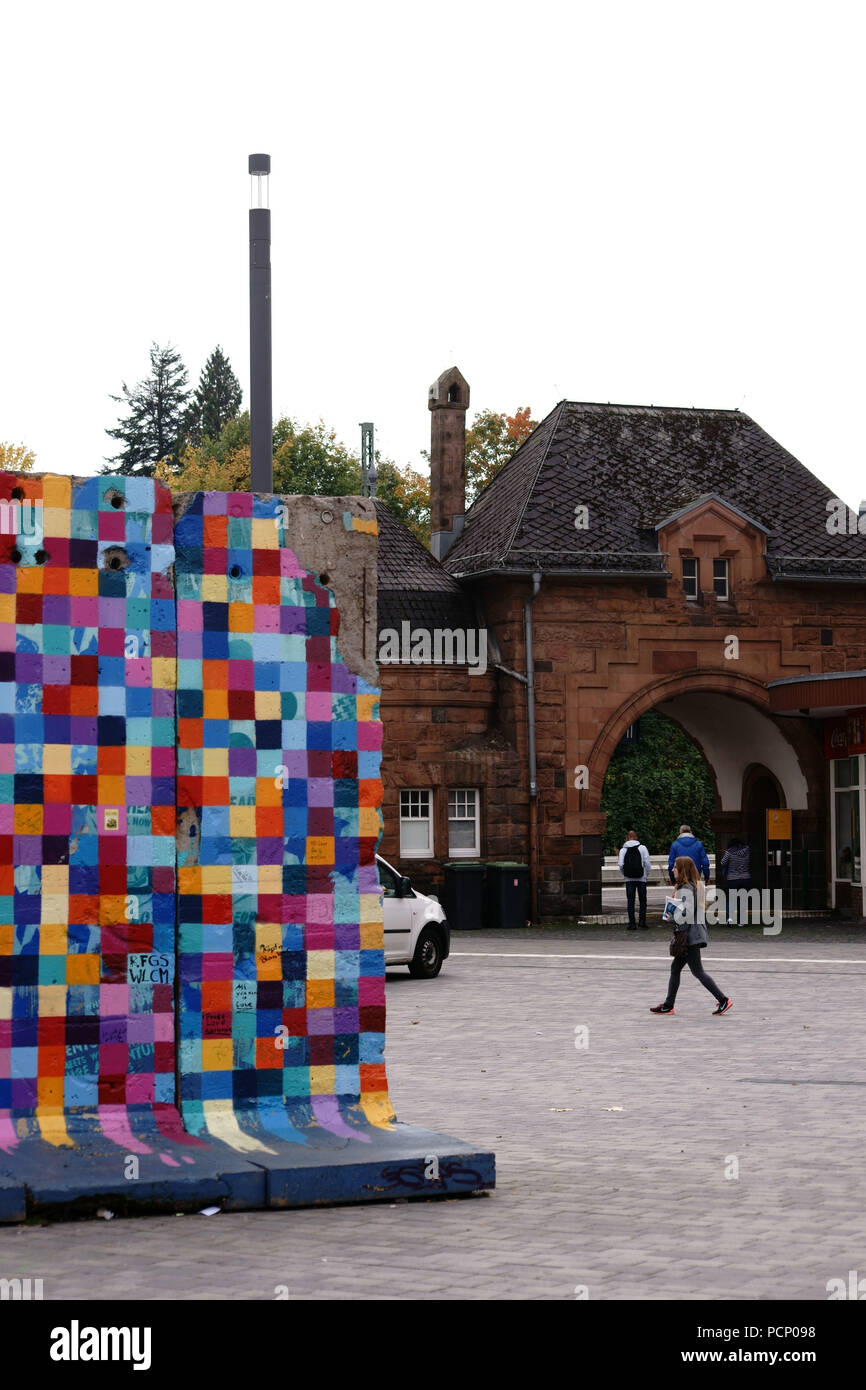 Colorate le parti verniciate e segmenti del muro di Berlino in piedi sul piazzale di Gießen, in zona Stazione centrale. Foto Stock