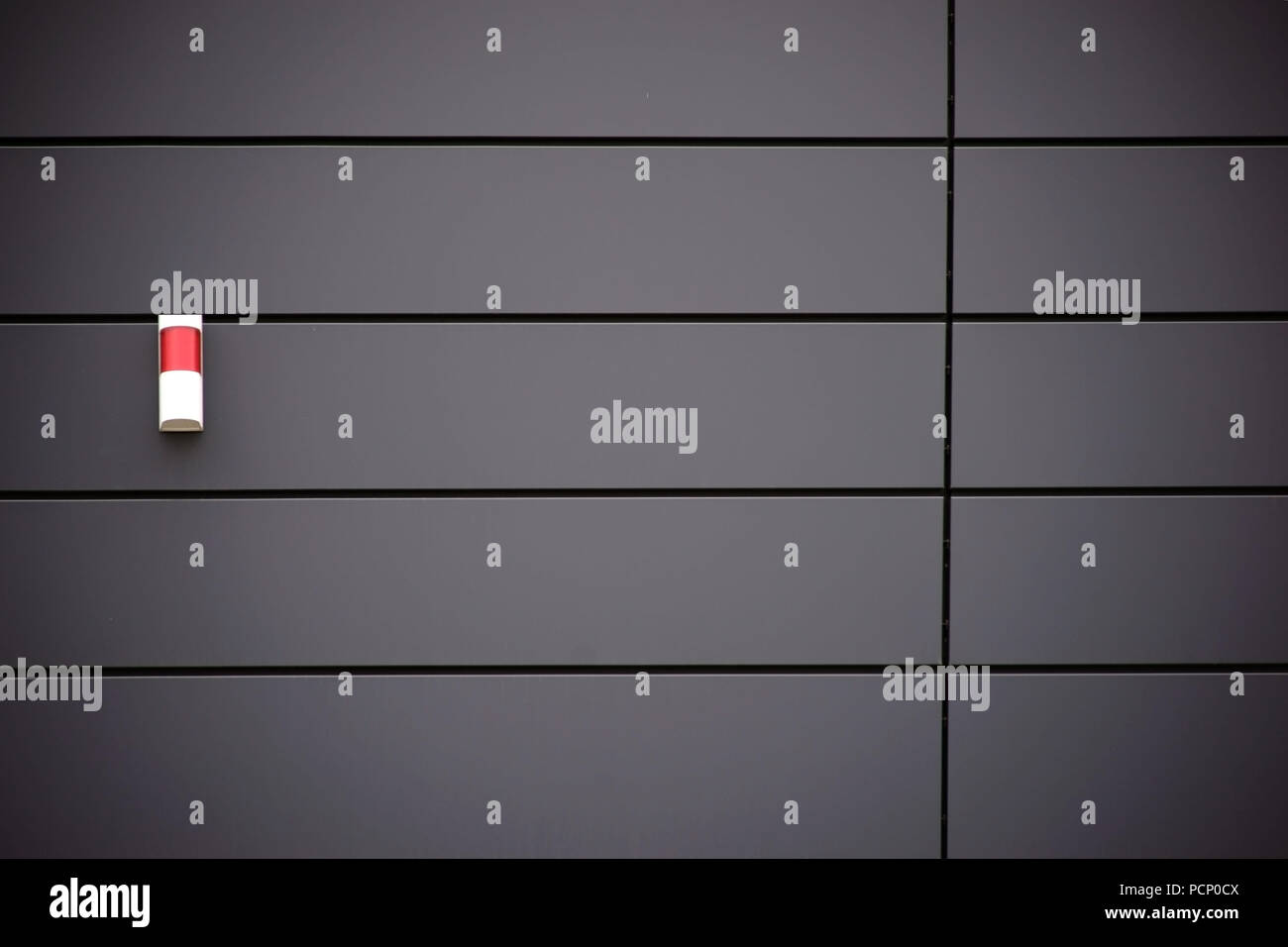 Una casa moderna facciata fatta di pannelli di metallo con una spia di avvertimento. Foto Stock