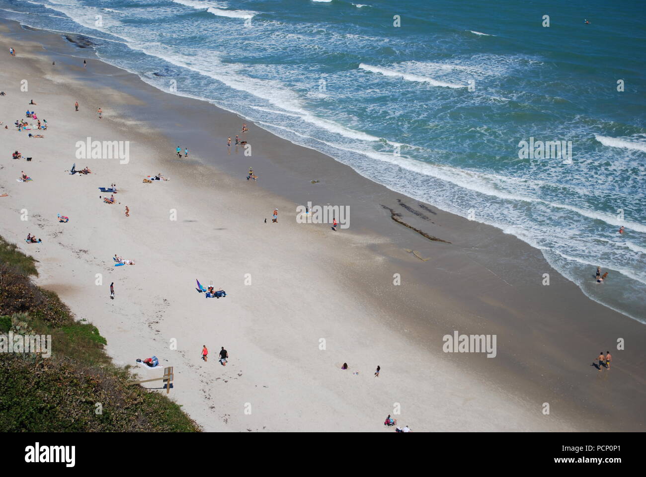 Il mondo è piccolo. Surreale 3d. Ocean Shore vita. Attività da spiaggia forma in miniatura. Paesaggio e persone ritratte in forma in miniatura Foto Stock