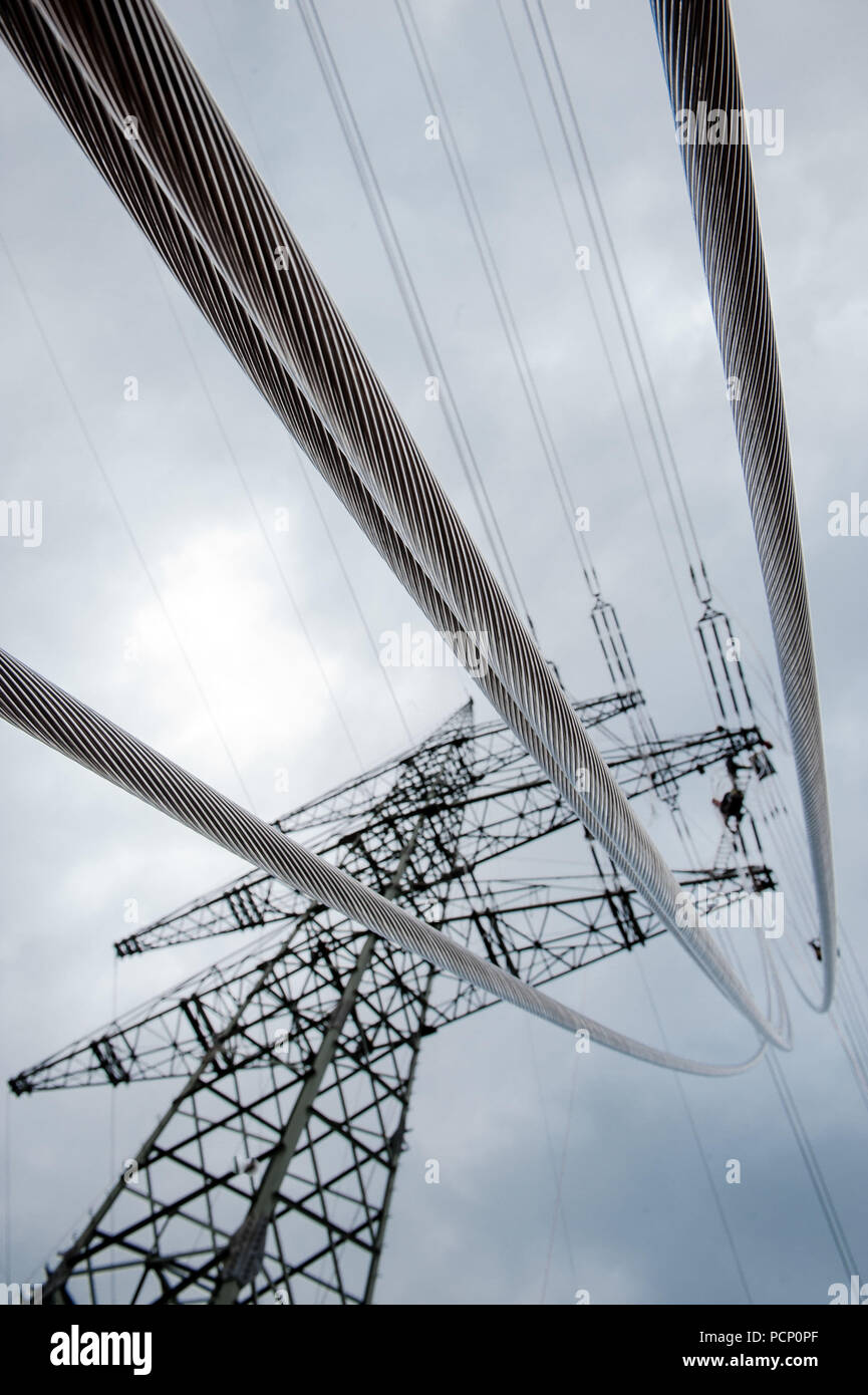 Polo di alimentazione, linea ad alta tensione, 380 kV linea aerea Foto Stock