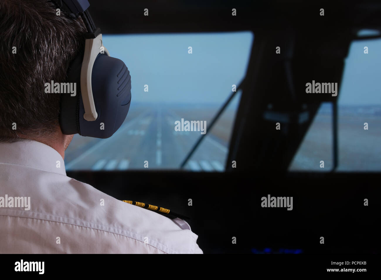 Close up del capitano e epaulettes cuffie nell'cockipt di aereo commerciale  Foto stock - Alamy