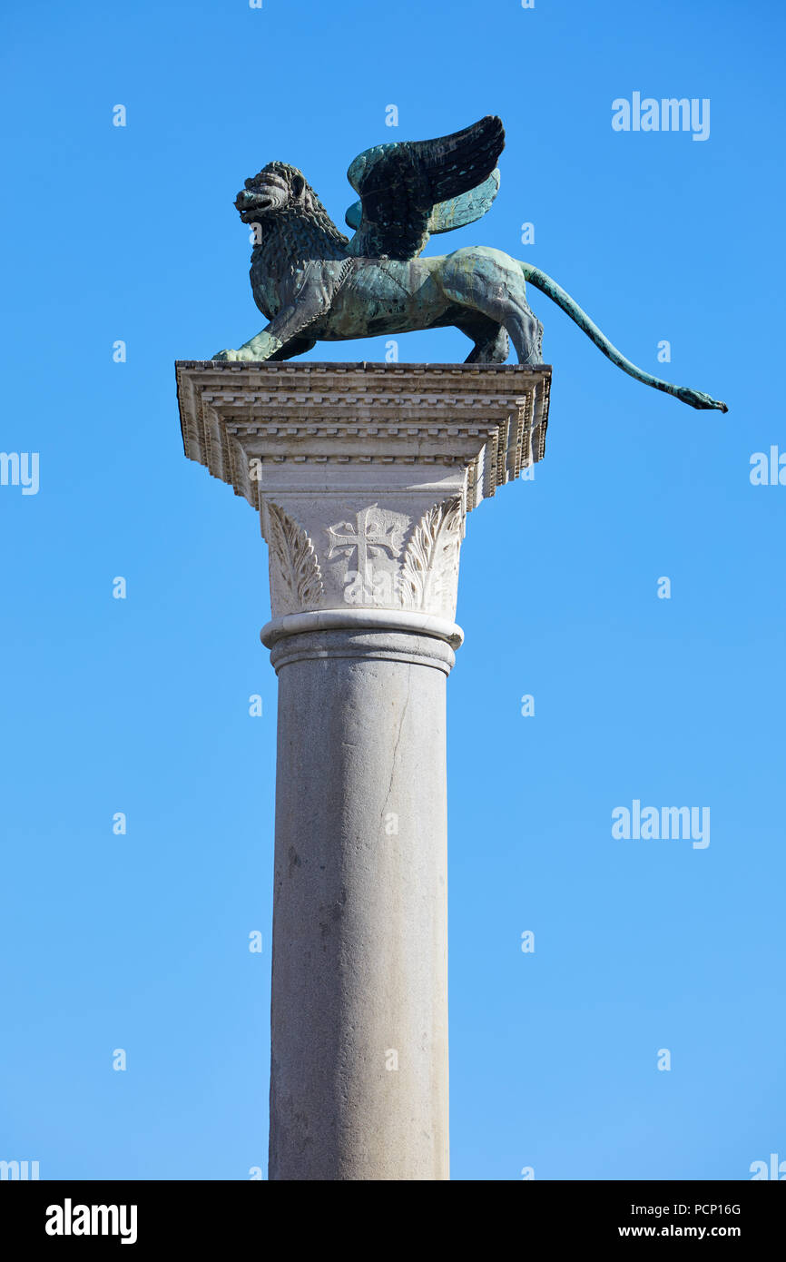 Leone alato statua, simbolo di Venezia in una giornata di sole e cielo blu in Italia Foto Stock