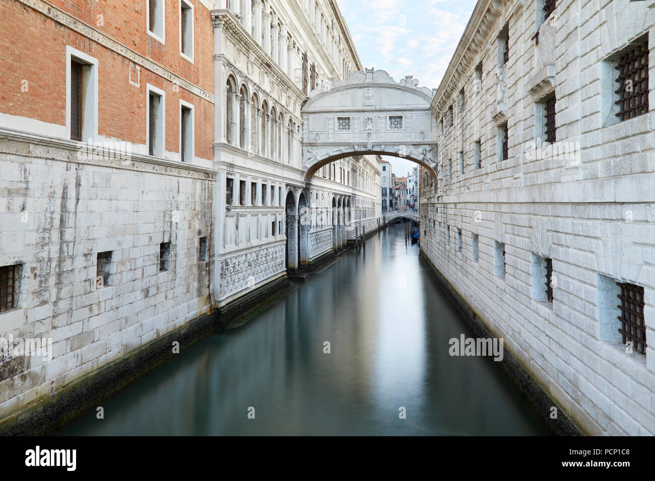 Ponte dei Sospiri e calme acque del canal, nessuno a Venezia, Italia Foto Stock