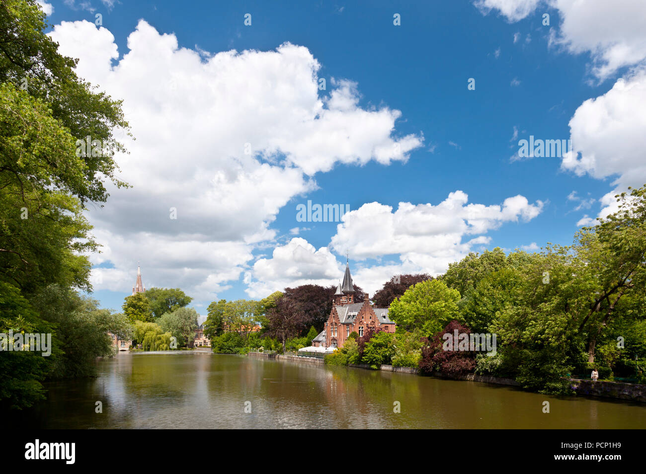 Il lago romantico Minnewater con la sua famosa casa con torri a sud di Bruges, Belgio. Foto Stock