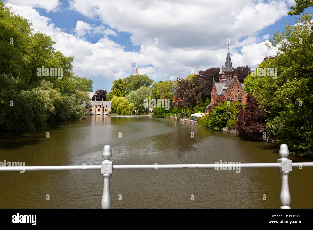 Il lago romantico Minnewater con il suo piccolo castello nel sud di Bruges, Belgio. Foto Stock