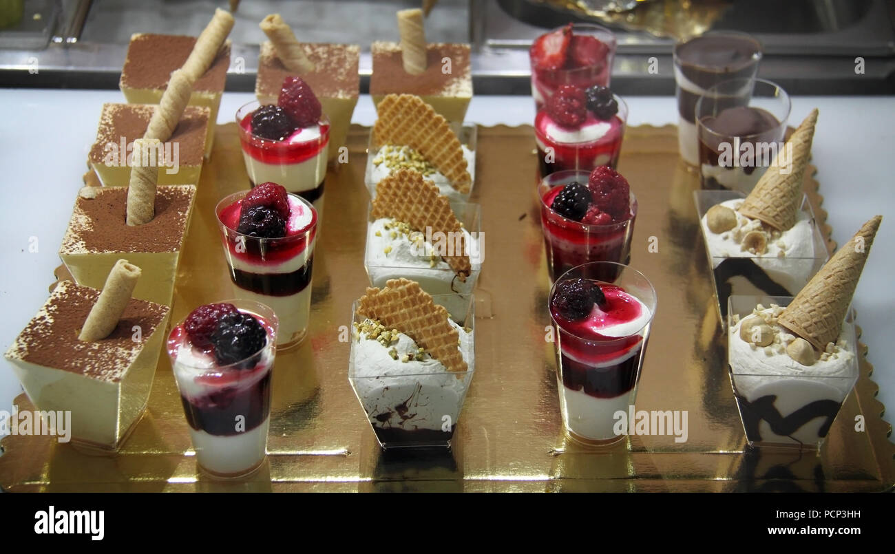 Un slection delle varie coppe di gelato e dolci. Foto Stock