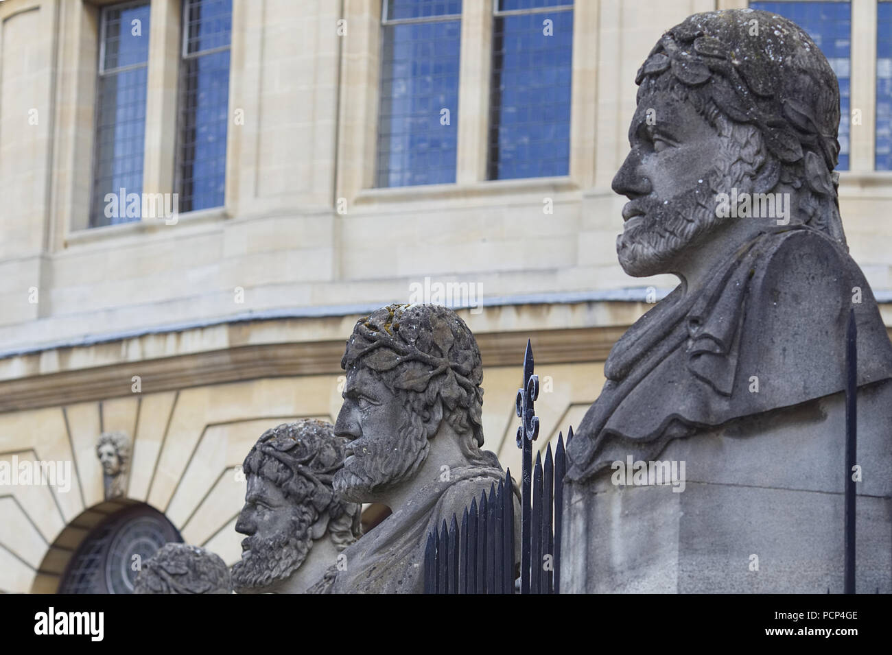 L'imperatore del capi al di fuori del Sheldonian Theatre in Oxford Foto Stock