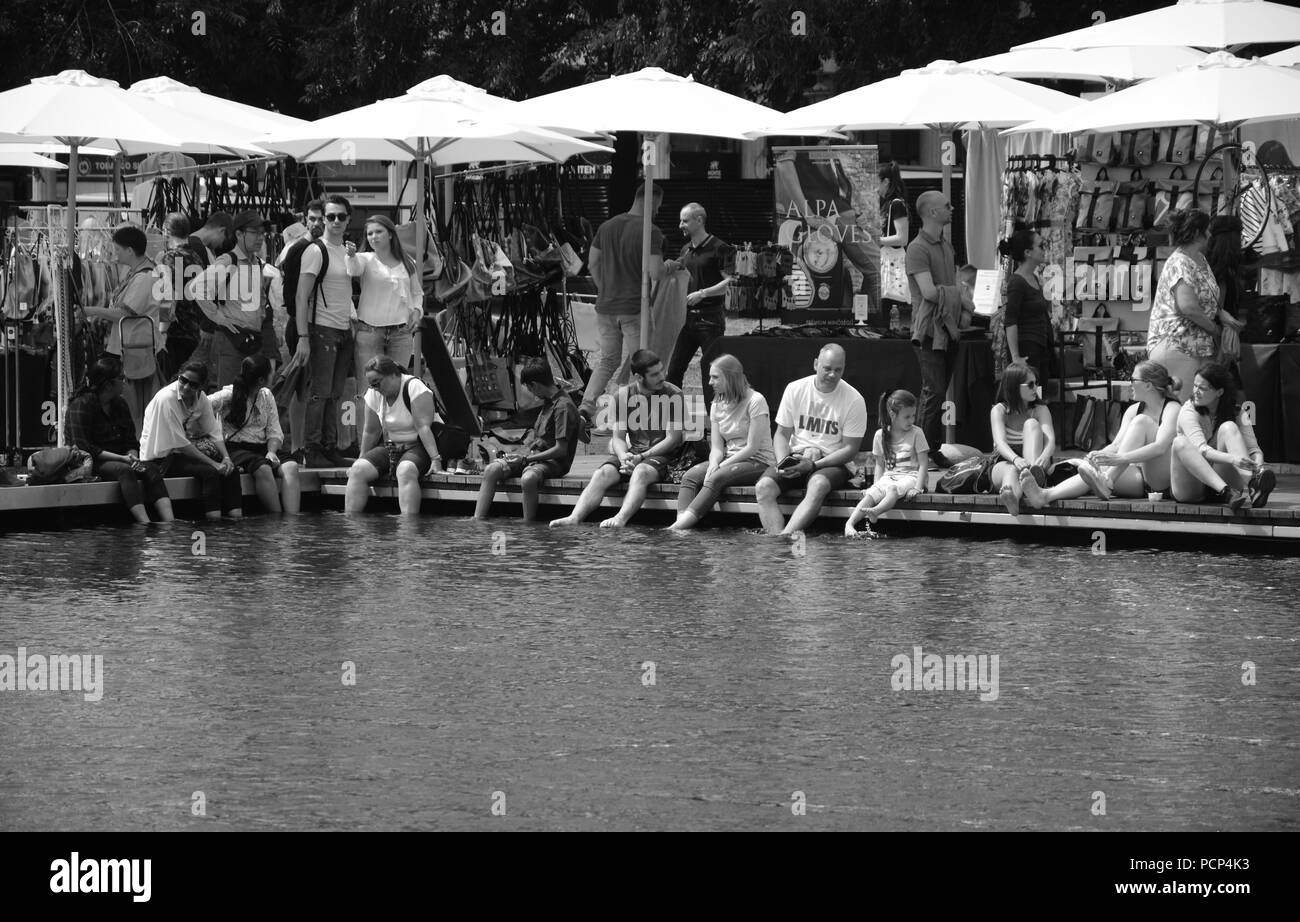 Ungherese locali sono in appoggio sul bordo della piscina in una giornata di sole a Akvarium Foto Stock
