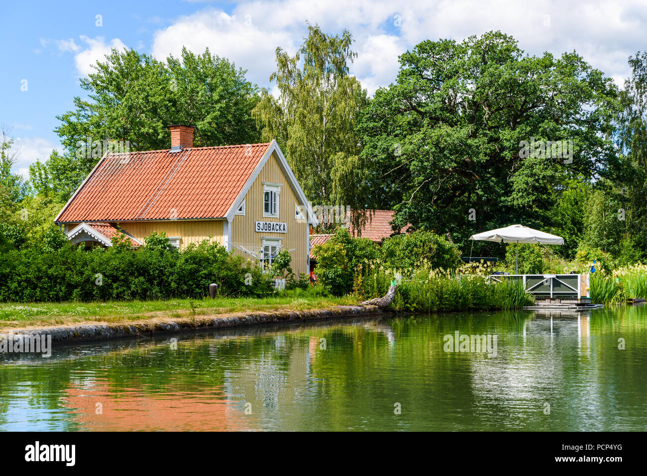 Sjobacka, Svezia - 30 Giugno 2018: Un giorno ordinario lungo la Gota canal. Qui si trova la casa dove il ponte Sjobacka guard vissuto nei vecchi giorni. Foto Stock