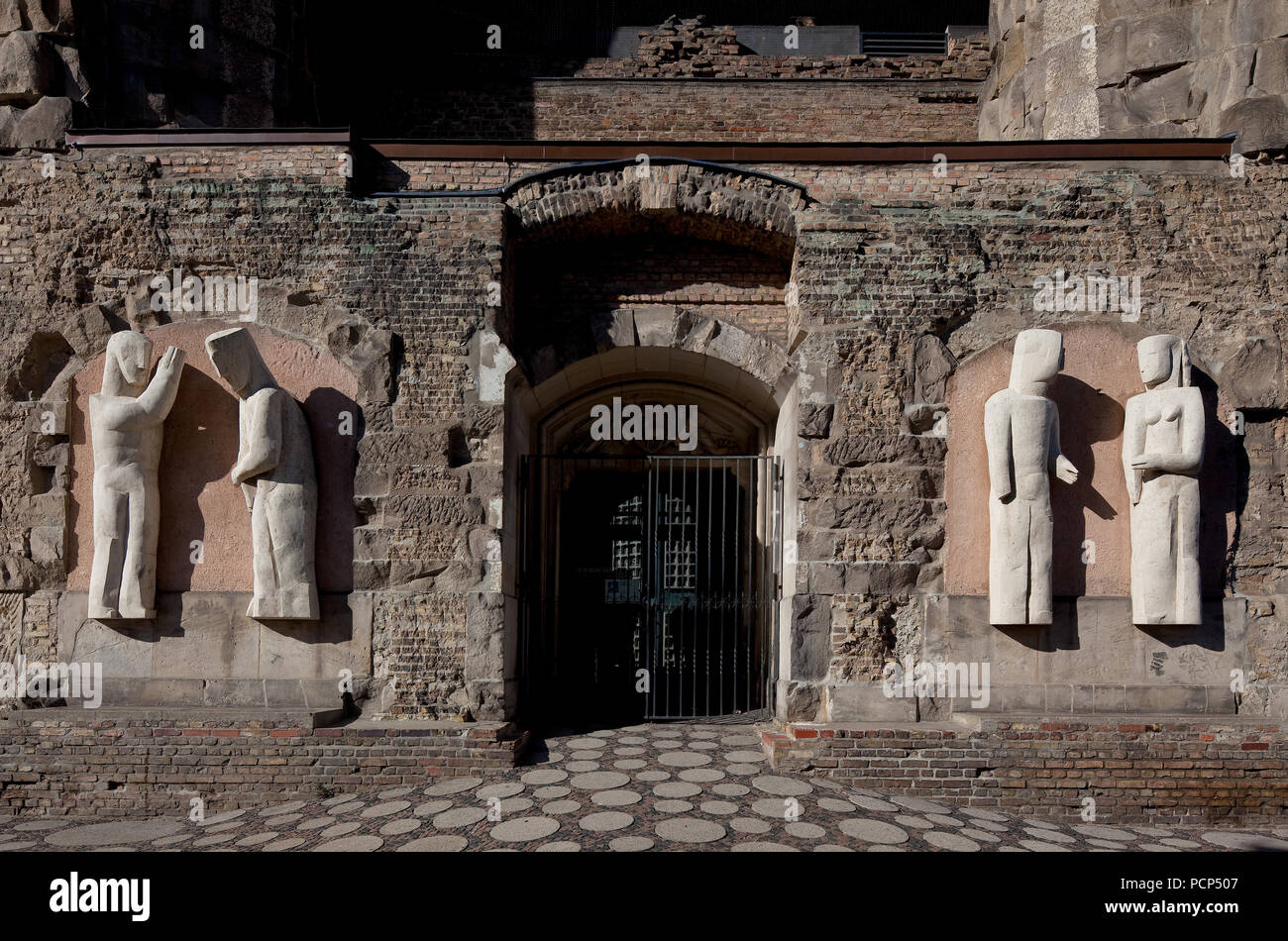 Charlottenburg Kaiser-Wilhelm-Gedächtniskirche, Ostportal der Turmruine mit modernen Figuren Foto Stock
