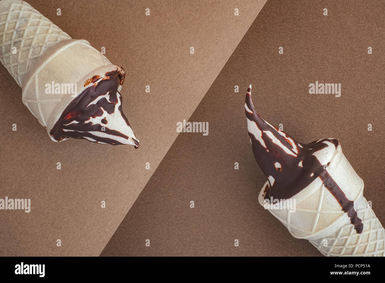 Coni gelato su marrone cioccolato sfondo. Close up. Foto Stock