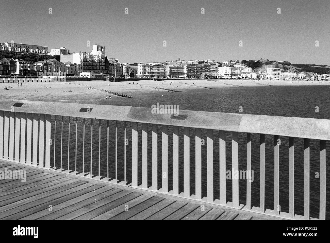 Hastings lungomare da Hastings Pier in estate, East Sussex Regno Unito, guardando ad est verso il centro della città Foto Stock