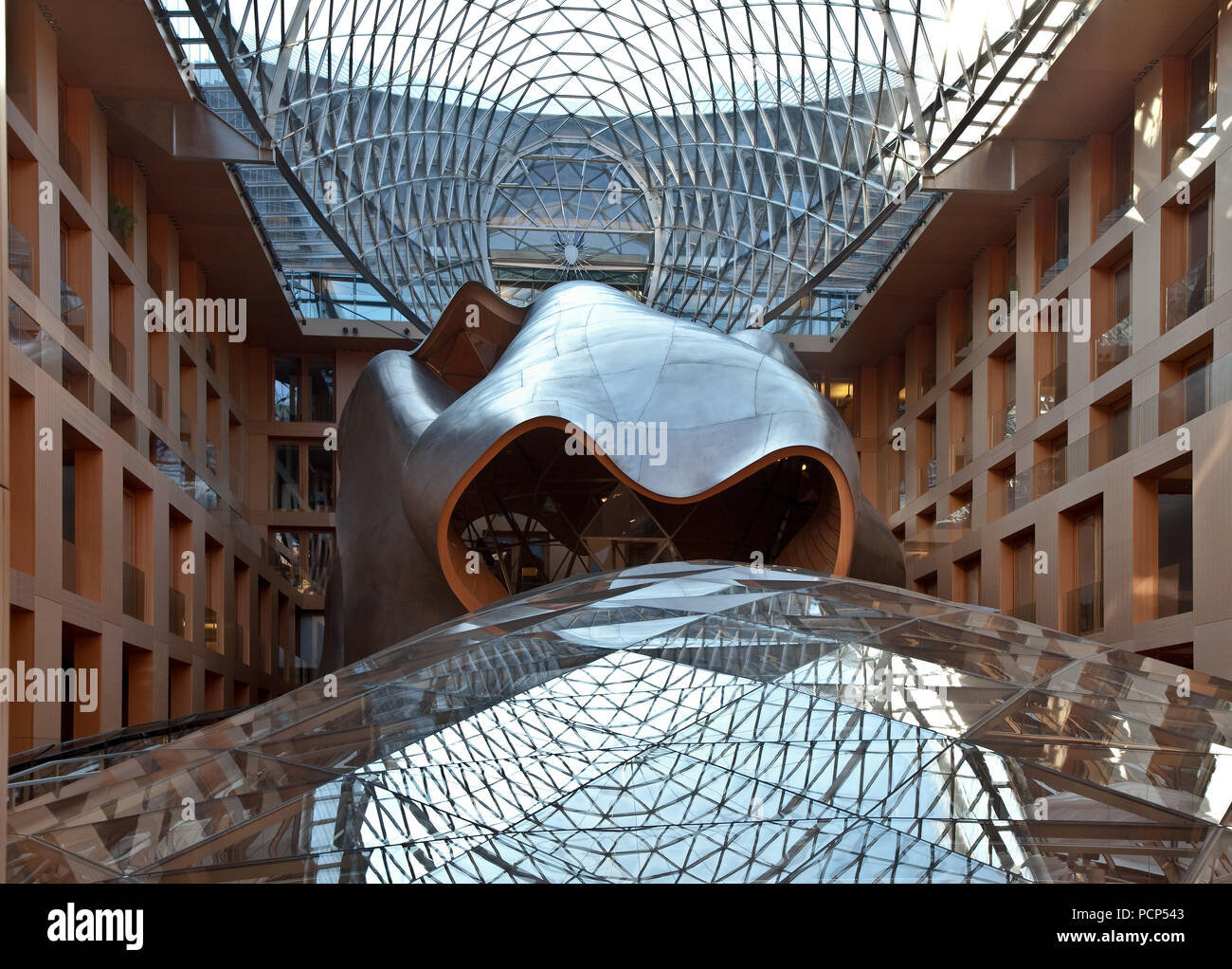 1996-2001 von Frank Gehry o, Atrium Konferenzsaal mit und gewölbter Skulptur Foto Stock