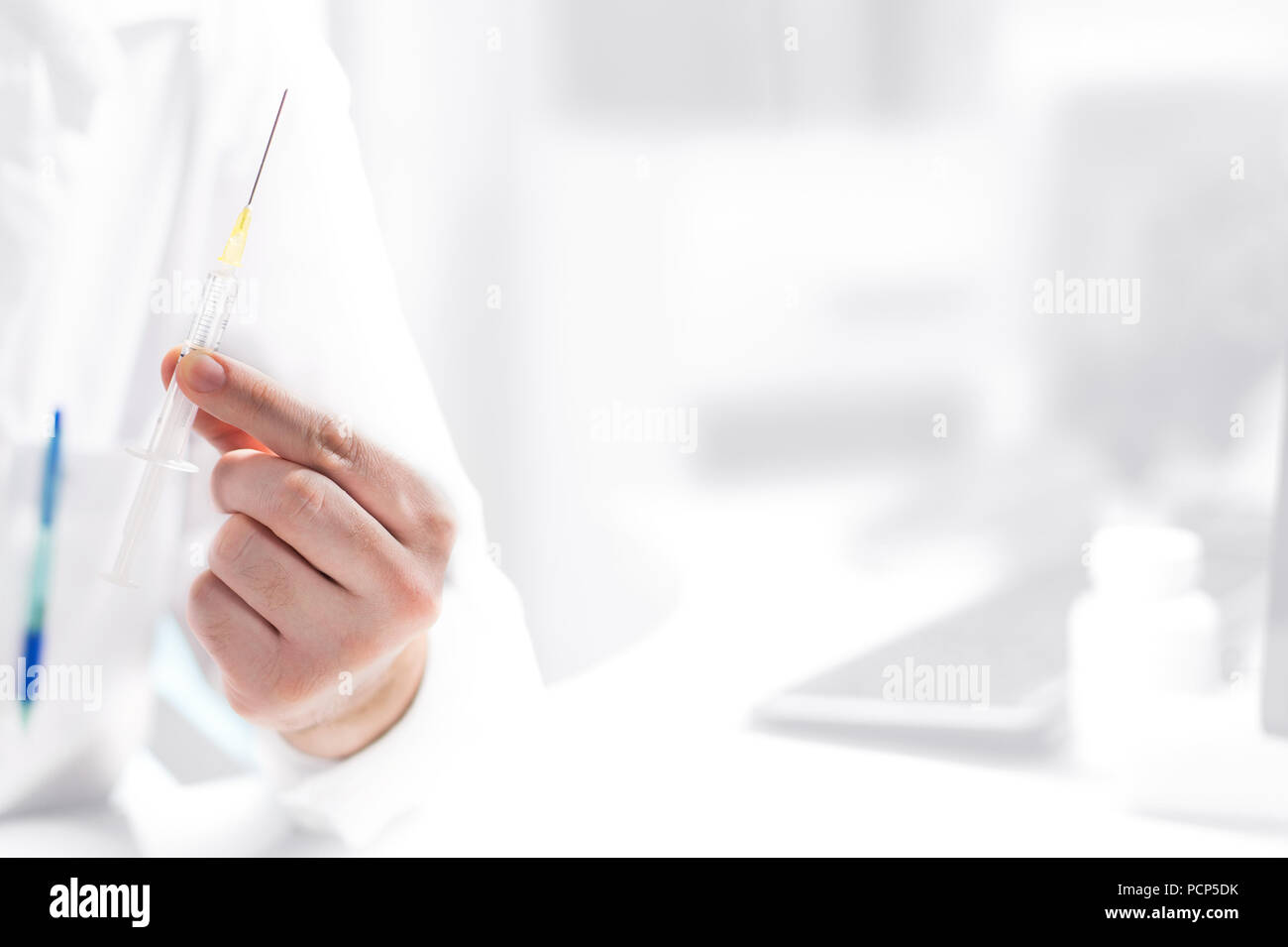 Medico o di una persona in camice bianco azienda ago di iniezione. Vaccino, il vaccino antinfluenzale, di bellezza e di trattamento cosmetico, test del sangue, sport doping o test medici Foto Stock